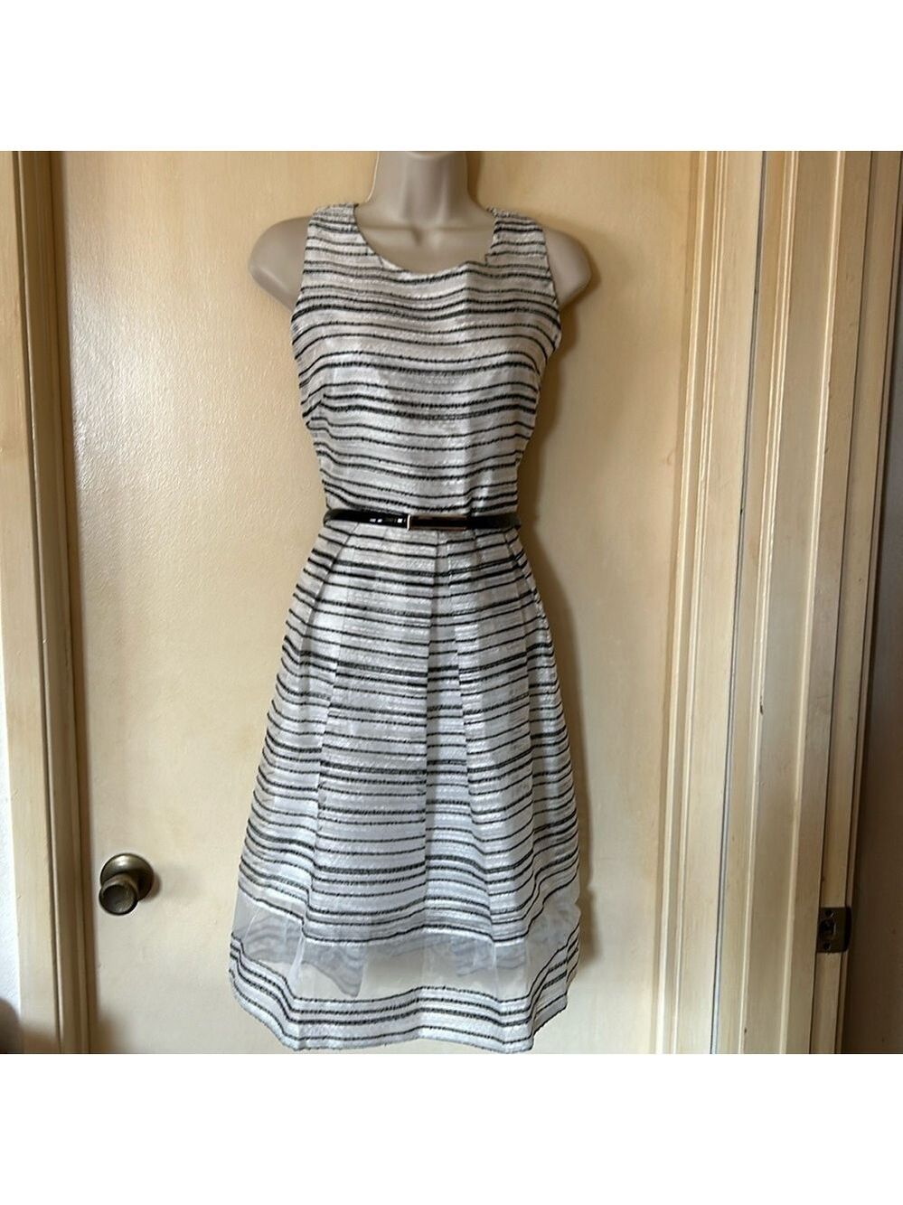 Belle Badgley Mischka black and white woven fit and flare dress size 6